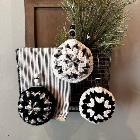 Hand knit/crochet Christmas, black-and-white granny, style baubles, set of 3 New - Picture 1 of 8